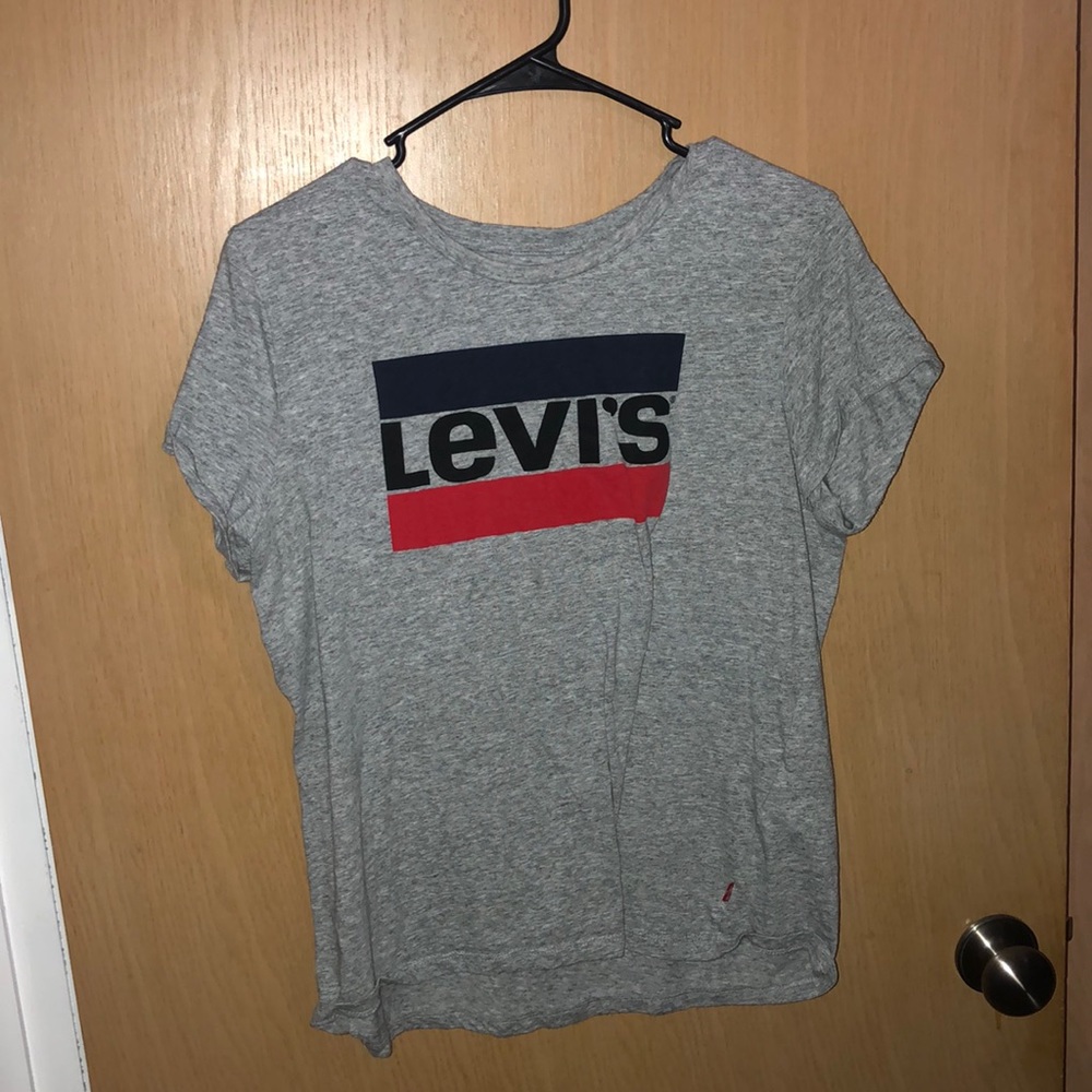 Levi’s gray T-shirt!